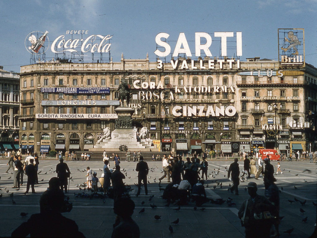 Dall'insegna al neon al digital marketing: l'evoluzione della pubblicita Ricordi di una città milano Evouluzione del mercato digitale e tecniche di pubblicità 1 Piazza Duomo Milano insegne pubblicitarie